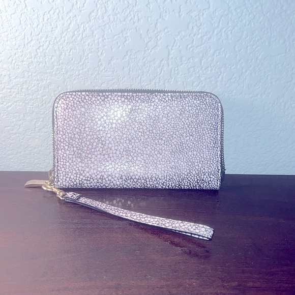 NWOT BOUTIQUE WRISTLET - Picture 2 of 8